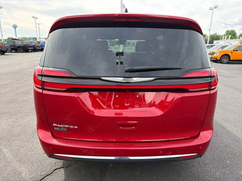 Used 2025 Chrysler Pacifica Select FWD image 4