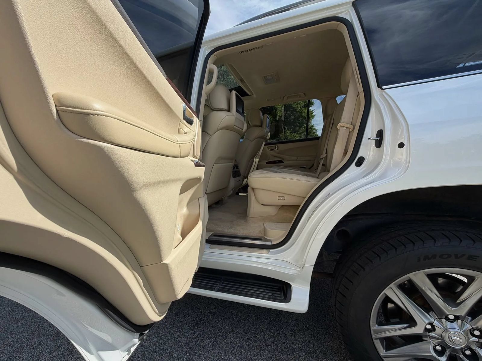 Used 2013 Lexus LX 570 4WD w/ Luxury Pkg image 59