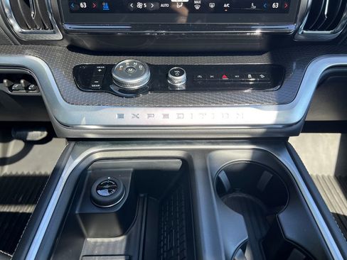 New 2025 Ford Expedition Platinum w/ Stealth Performance Package image 37