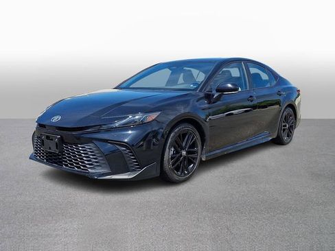 Used 2025 Toyota Camry SE FWD image 1