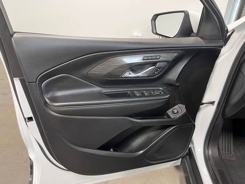 Used 2024 GMC Terrain SLT image 24