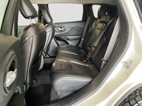 Used 2019 Jeep Cherokee Latitude Plus AWD/4WD image 23