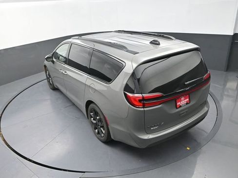 Used 2025 Chrysler Pacifica Limited image 24