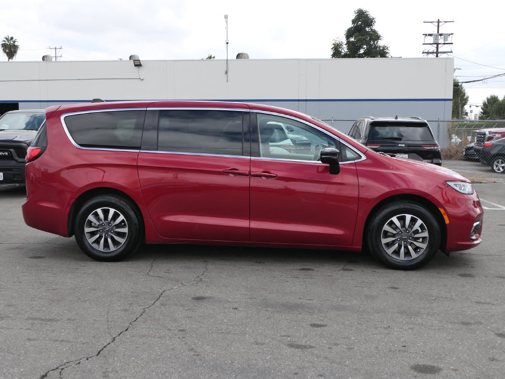 Used 2024 Chrysler Pacifica Limited FWD image 2
