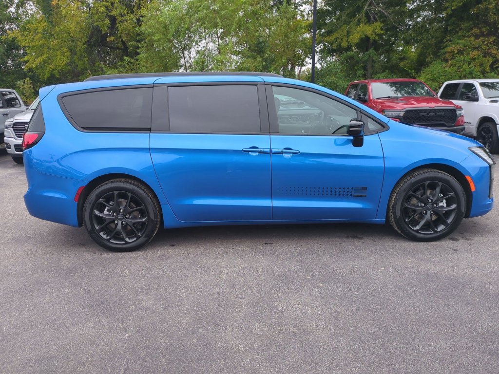 New 2027 Chrysler Pacifica Select FWD image 3