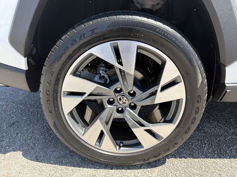 Used 2022 Toyota RAV4 XLE image 19