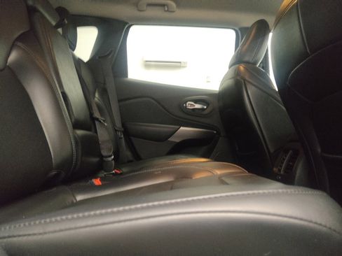 Used 2019 Jeep Cherokee Latitude Plus FWD image 19