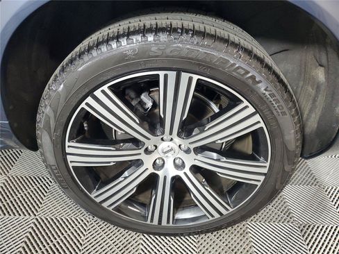 Certified 2025 Volvo XC90 B6 Plus AWD/4WD image 11
