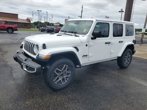 Used 2025 Jeep Wrangler Unlimited Sahara AWD/4WD image 2
