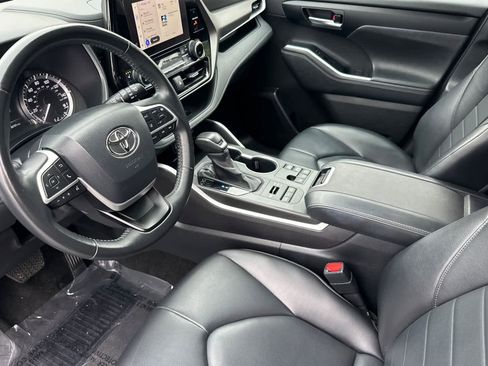 Used 2024 Toyota Highlander XLE image 11