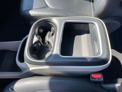 Used 2021 Chrysler Pacifica Touring-L image 16