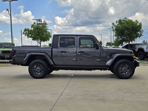 Used 2024 Jeep Gladiator Sport AWD/4WD image 7