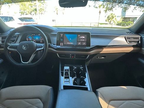Used 2024 Volkswagen Atlas Cross Sport SE image 11
