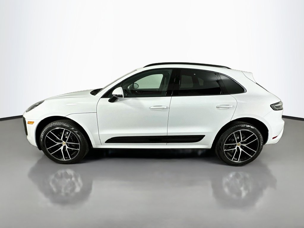 Certified 2025 Porsche Macan AWD/4WD image 2
