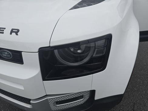 Used 2025 Land Rover Defender 110 S image 31