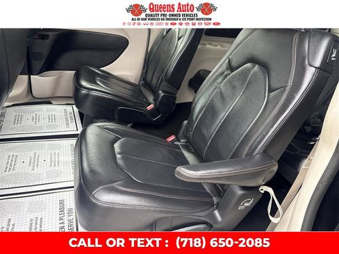 Used 2019 Chrysler Pacifica Touring-L image 49