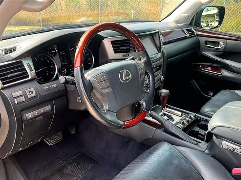 Used 2013 Lexus LX 570 4WD image 17
