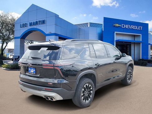 Used 2025 Chevrolet Traverse Z71 w/ Driver Confidence Package AWD/4WD image 3
