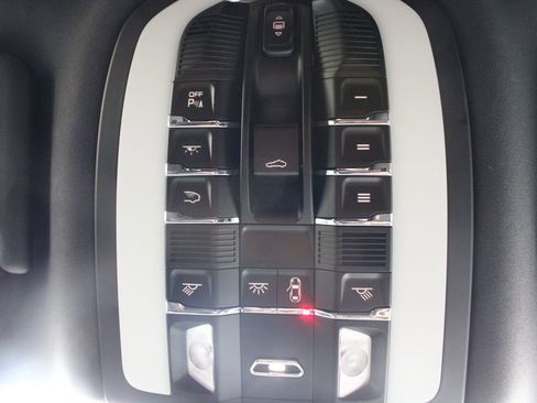 Used 2022 Porsche Macan image 26