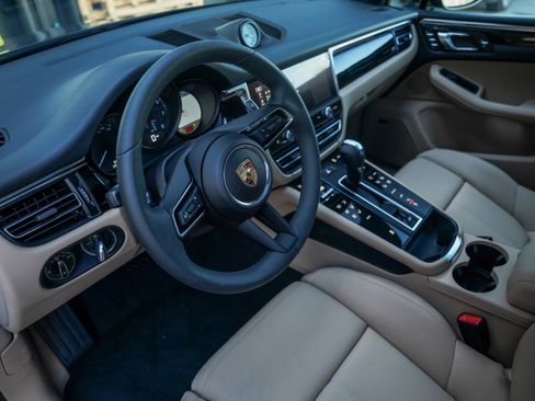 Certified 2025 Porsche Macan image 4