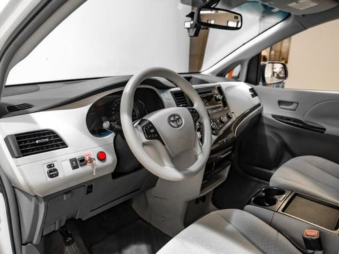 Used 2011 Toyota Sienna LE FWD image 3