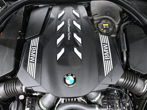 Used 2022 BMW 750i xDrive w/ Executive Package image 29