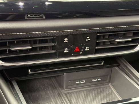 Used 2024 Volkswagen Atlas Cross Sport SE image 20