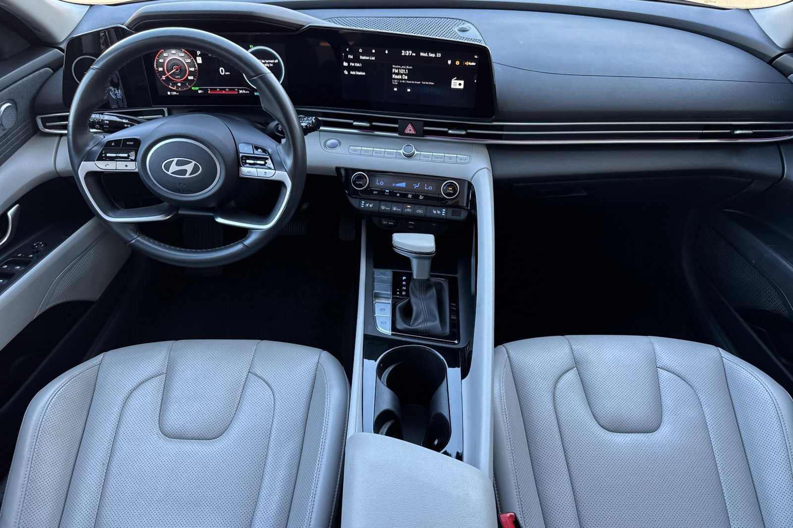 Used 2025 Hyundai Elantra Limited FWD image 13