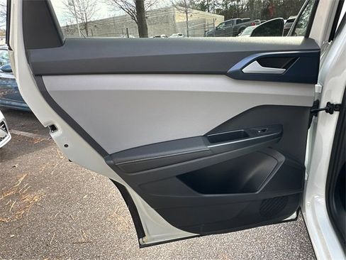 Certified 2024 Volkswagen Taos SE image 21