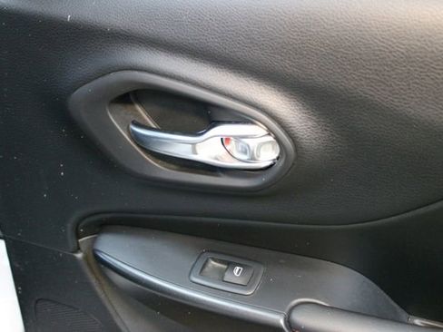 Used 2019 Jeep Cherokee Trailhawk AWD/4WD image 13