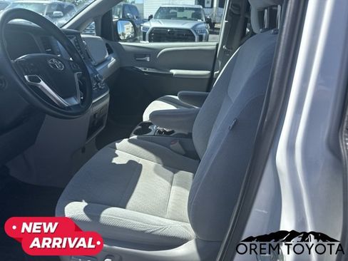 Used 2020 Toyota Sienna LE w/ LE Preferred Package FWD image 10