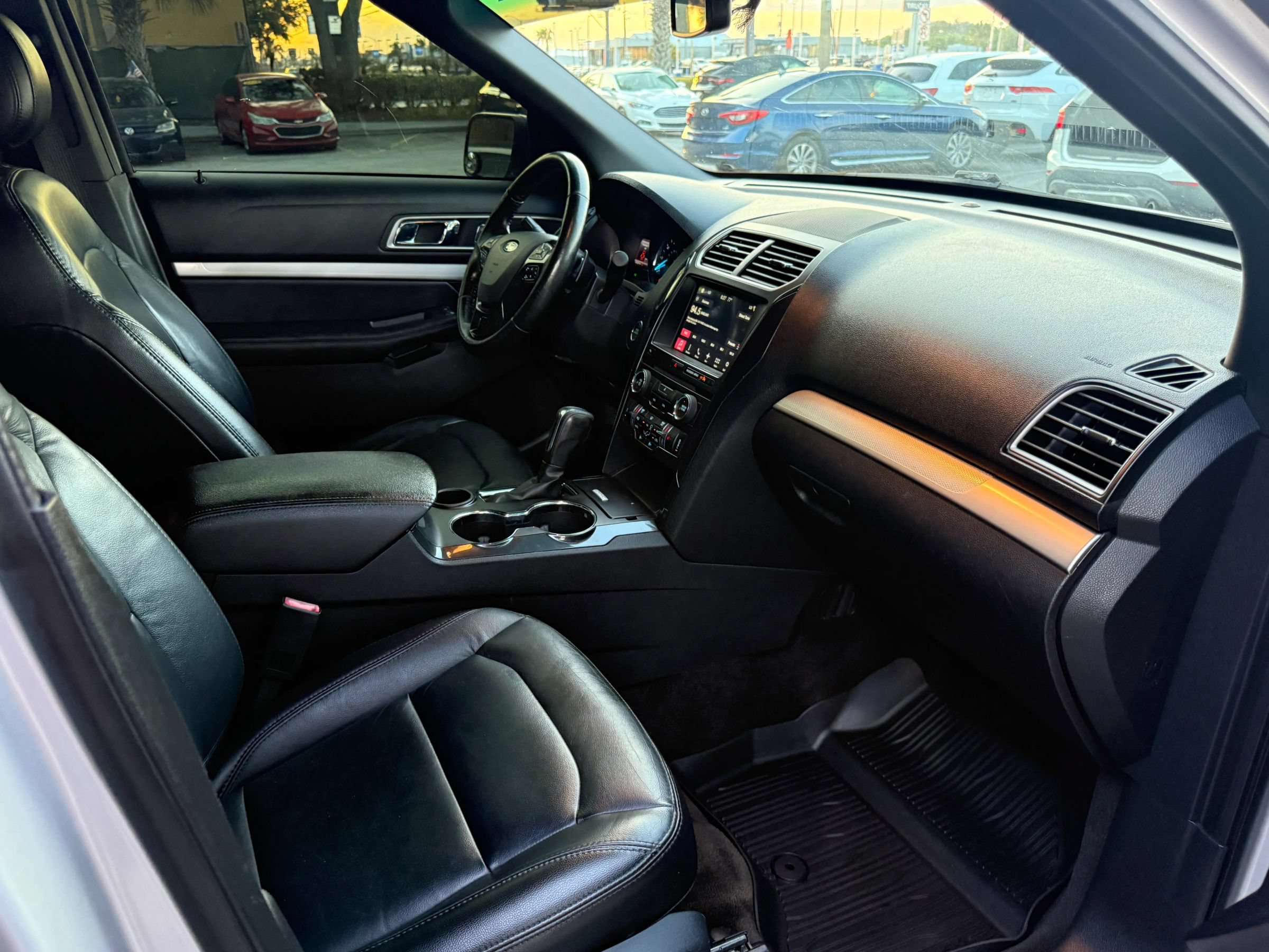 Used 2017 Ford Explorer XLT w/ Equipment Group 202A FWD image 18