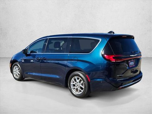 Used 2023 Chrysler Pacifica Touring-L image 7