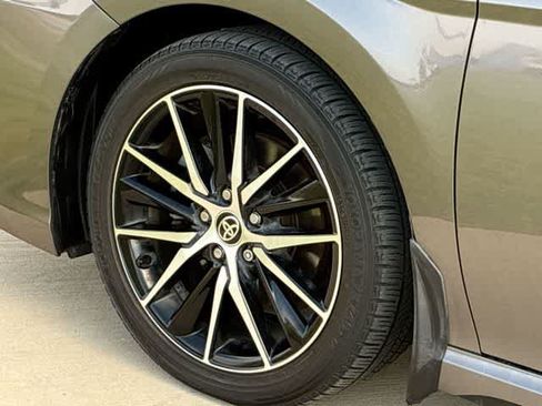 Used 2021 Toyota Camry SE w/ Convenience Package FWD image 9