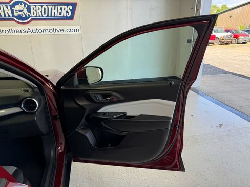 Used 2025 Chevrolet Trax LT w/ LT Convenience Package FWD image 25