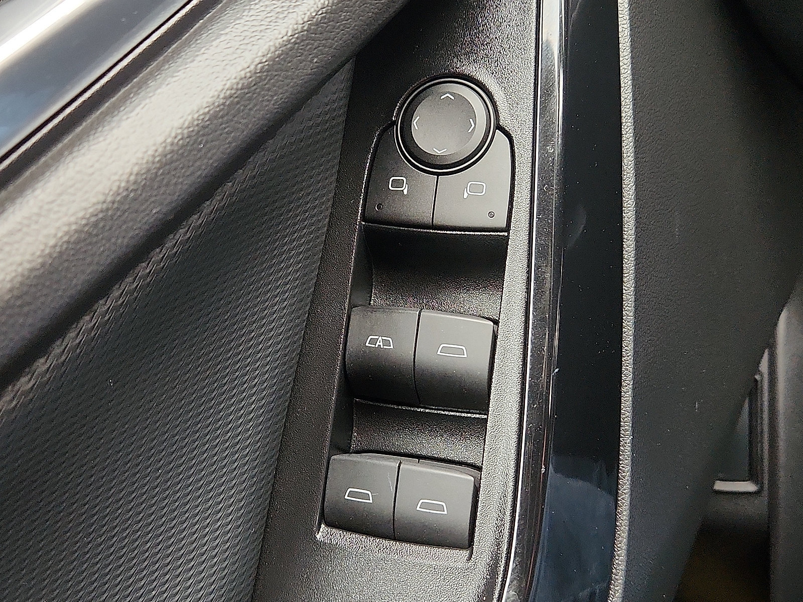 Used 2025 Chevrolet Equinox LT w/ Convenience Package II FWD image 16