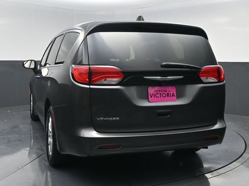 Used 2022 Chrysler Voyager LX image 18