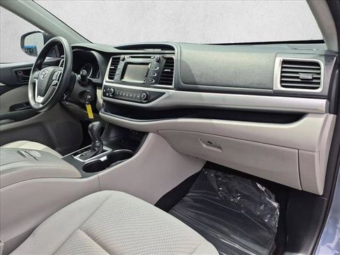 Used 2018 Toyota Highlander LE FWD image 21