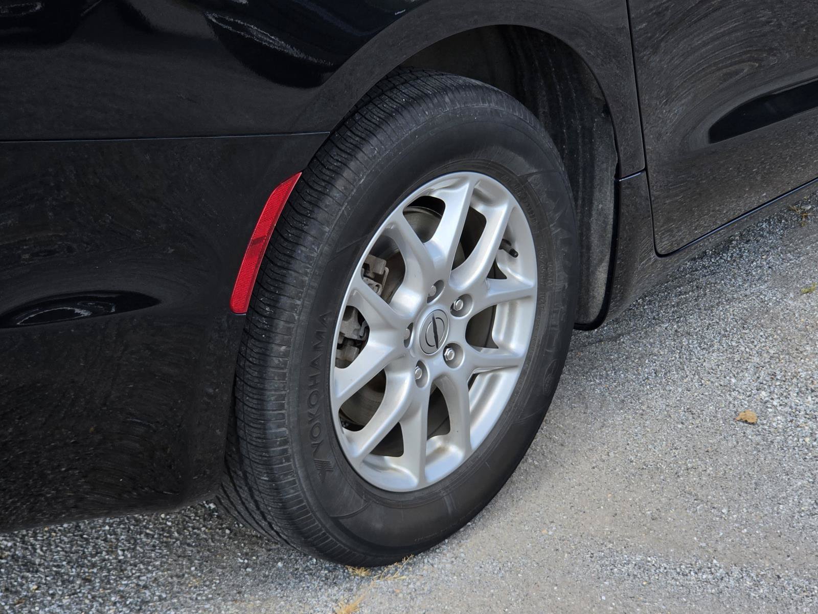 Used 2023 Chrysler Pacifica Touring-L FWD image 8