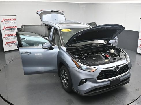 Used 2021 Toyota Highlander XLE AWD/4WD image 42