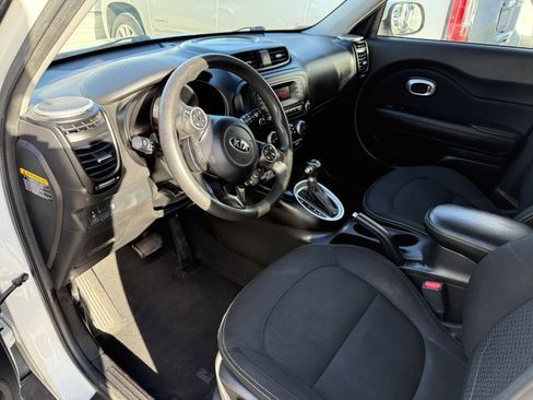 Used 2015 Kia Soul + image 11