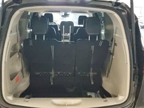 Used 2023 Chrysler Pacifica Touring-L FWD image 9