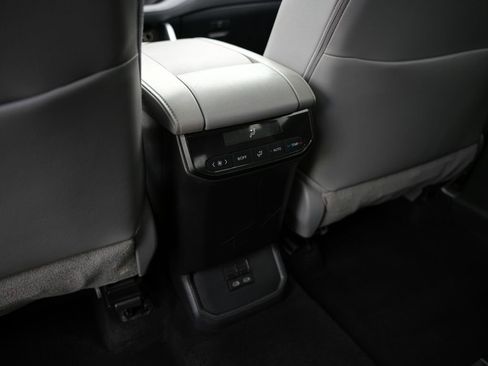 Used 2024 Toyota Highlander XLE FWD image 25