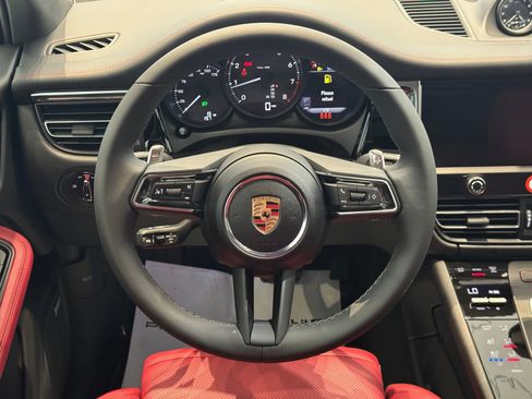 Certified 2025 Porsche Macan image 15