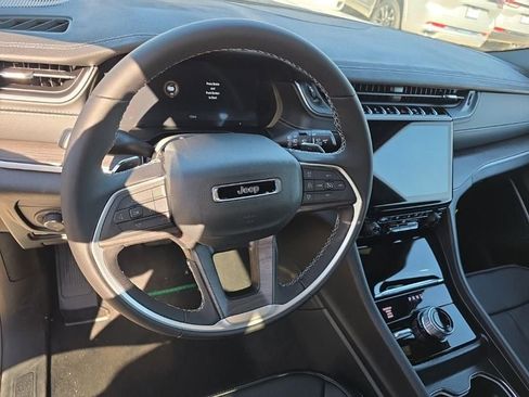 Used 2025 Jeep Grand Cherokee Limited w/ Luxury Tech Group II AWD/4WD image 16