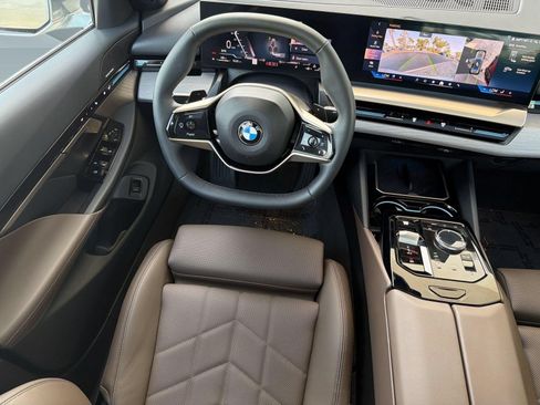 Used 2026 BMW 530i w/ Premium Package RWD image 31