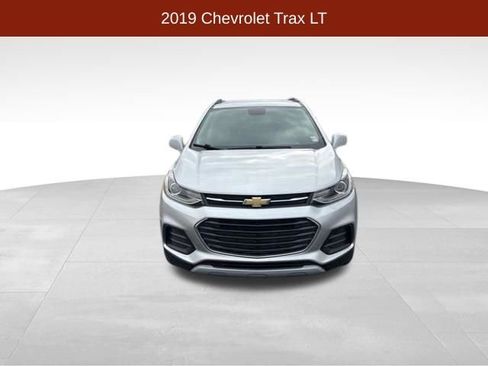 Used 2019 Chevrolet Trax LT w/ LT Convenience Package image 2