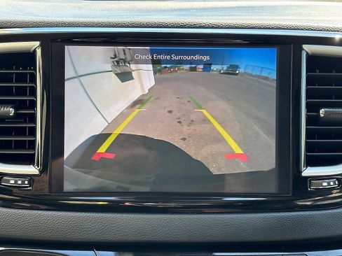 Used 2023 Chrysler Pacifica Touring-L FWD image 23