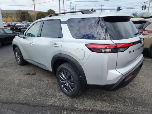 New 2025 Nissan Pathfinder SV w/ Black Appearance Package image 6