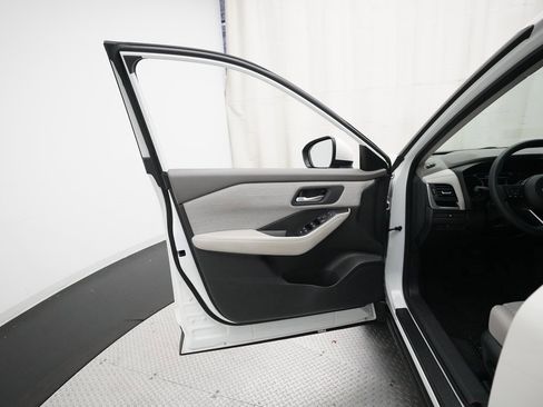 Used 2023 Nissan Rogue SV image 27